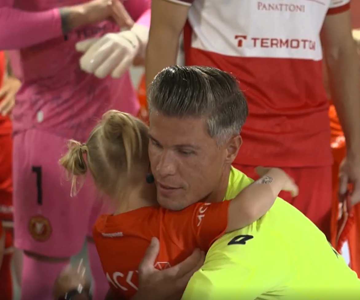 Arbiter vzal dievčatko do náručia a utešil ho.