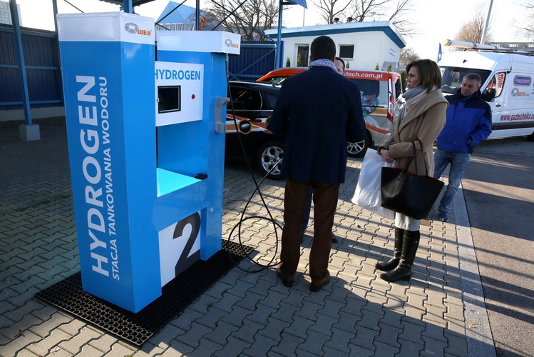 W Polsce nie ma jednak stacji do tankowania samochodów z napędem wodorowym. Instytut Transportu Samochodowego dopiero planuje budowę kilku takich stacji, między innymi w Warszawie i w Poznaniu. 
<br>
Pierwsze stacje tankowania wodoru w Polsce wybuduje PGE. 'Uwzględniając fakt, że wodór możemy pozyskać w procesie elektrolizy w naszych elektrowniach, docelowo tych opartych o odnawialne źródła energii, ta technologia napędzania pojazdów jest dla nas szczególnie interesująca' - powiedział prezes PGE Marek Woszczyk, cytowany w komunikacie. 

<br><br>Na zdjęciu widać stację tankowania wodoru, zaprezentowaną podczas konferencji poświęconej europejskiemu projektowi HIT-2 Corridors, 23 bm. w Warszawie. 
<br><br>fot. (mr) PAP/Tomasz Gzell