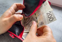 Zasiłek pielęgnacyjny dla chorych na serce 2026. Komu się należy?