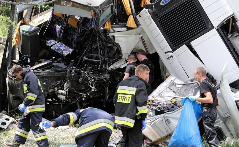 Autobus zderzył się z ciężarówką na zakopiance