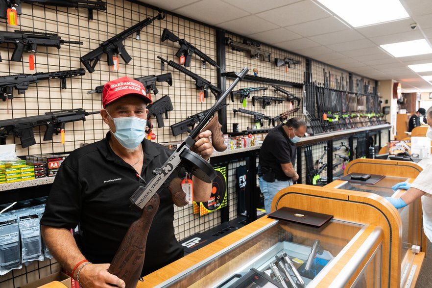 Także podróżując po okolicy, natykaliśmy na umieszczane przy drodze napisy "God, Guns, Trump", czyli "Bóg, Broń, Trump"/ fot. Getty Images