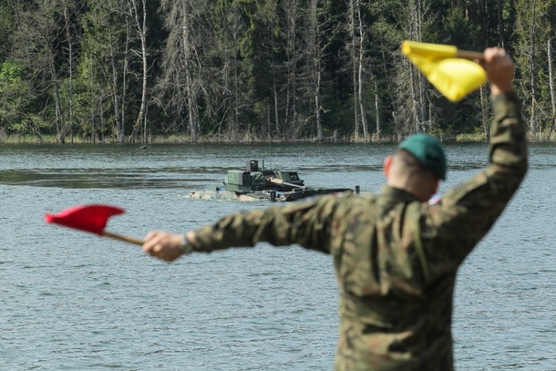 Maj 2026. Żołnierze 15. Giżyckiej Brygady Zmechanizowanej ćwiczą pływanie nowymi wozami bojowymi Borsuk na jeziorze Kępno w Orzyszu
