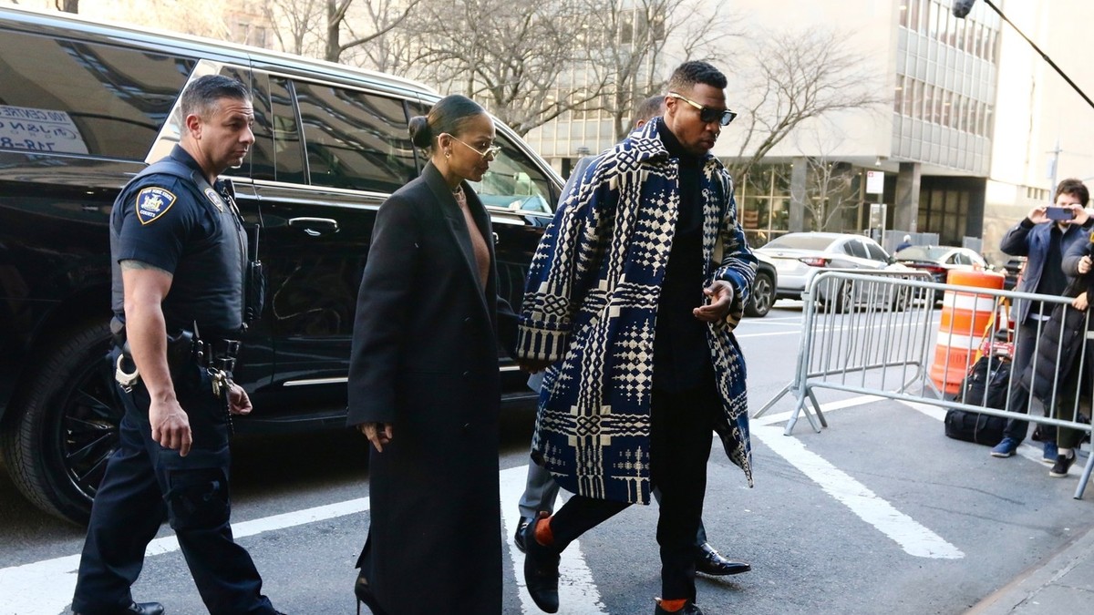 Glumac Džonatan Mejdžors i Morgan Gud ispred suda u Njujorku