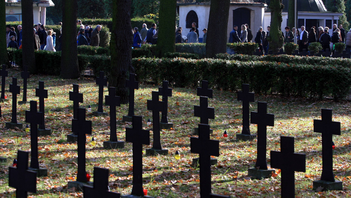 Wrocławski Cmentarz Osobowicki jest jedynym w Polsce, gdzie zachowały się w prawie niezmienionym kształcie kwatery ofiar terroru komunistycznego. Obecnie trwają tam ekshumacje więźniów politycznych czasów stalinowskich.