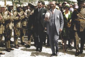 Atatürk osobiście zajął się zmianą wizerunku tureckiego mężczyzny: wycofał fez – tradycyjne nakrycie głowy.