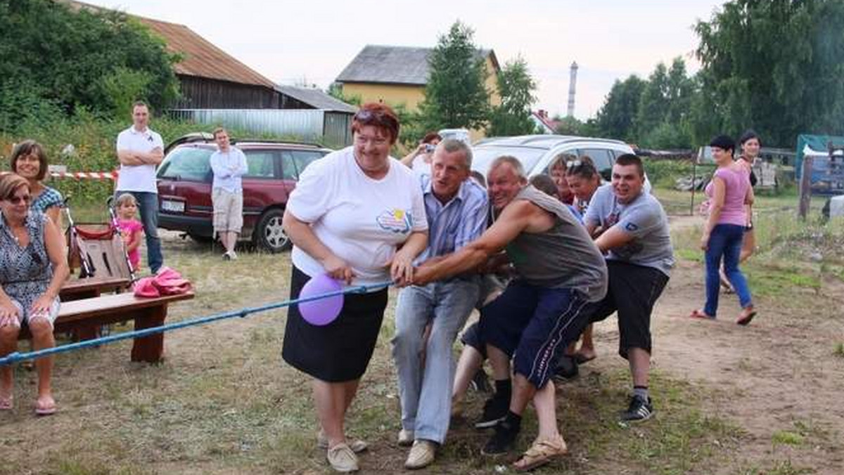 Piknik rodzinny w miejscowości Ignatki w gminie Juchnowiec Kościelny ściągnął tłumy mieszkańców. Oprócz licznych zabaw i konkursów był także darmowy poczęstunek - informuje poranny.pl.