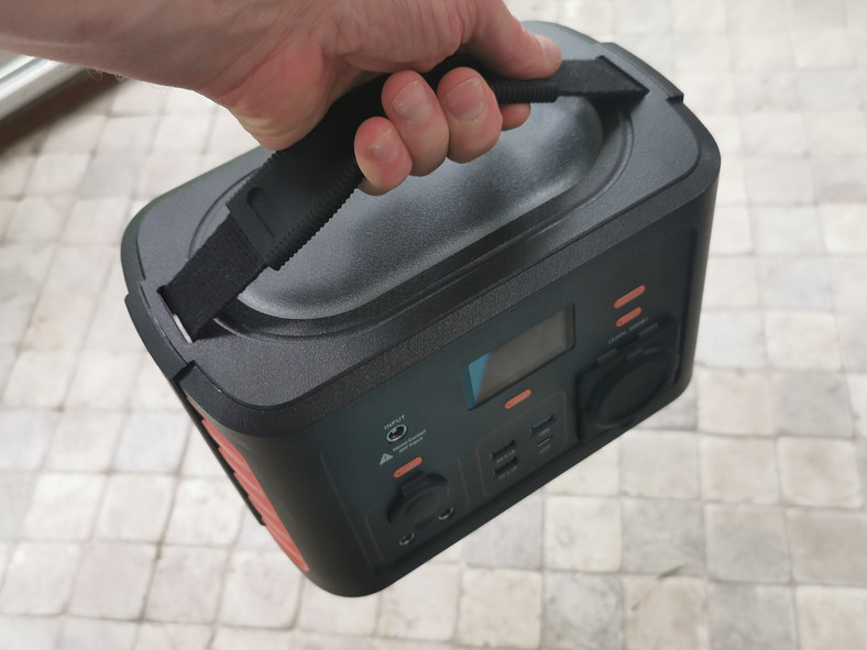 Mobilne magazyny energii: Xtorm XP300 to „walizka” o masie nieco ponad 3 kg.