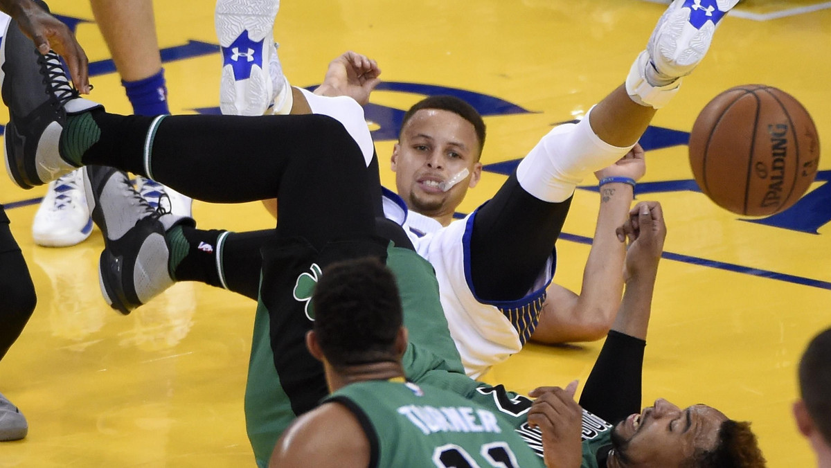 Wszyscy spodziewali się, że lider mistrzów NBA trafi w ostatniej akcji za trzy punkty i doprowadzi do dogrywki. Golden State Warriors przegrali jednak 106:109 w Boston Celtics. Dla zespołu ze stanu Oakland to była pierwsza porażka na własnym parkiecie po serii 54 zwycięstw.