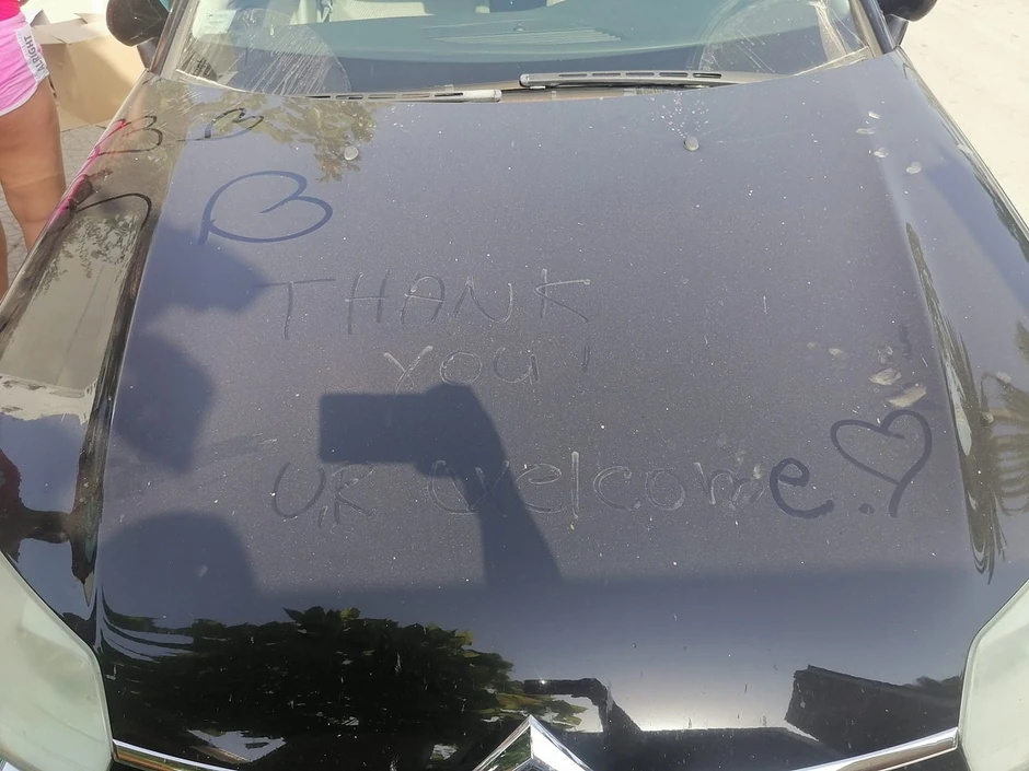 Poruka na automobilu ispisana tokom letovanja u Albaniji