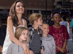 Niepełna, ale (na wygląd) szczęśliwa rodzinka: promienna Angelina Jolie z dziećmi na festiwalu w Toronto