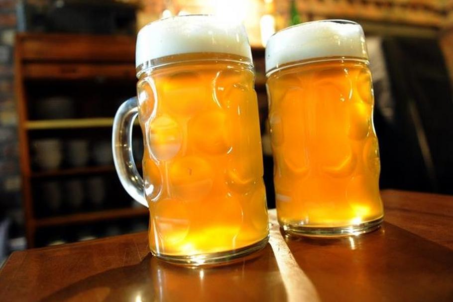 Za średnią pensję można kupić w Polsce o 338 butelek piwa więcej niż podczas ostatniego mundialu