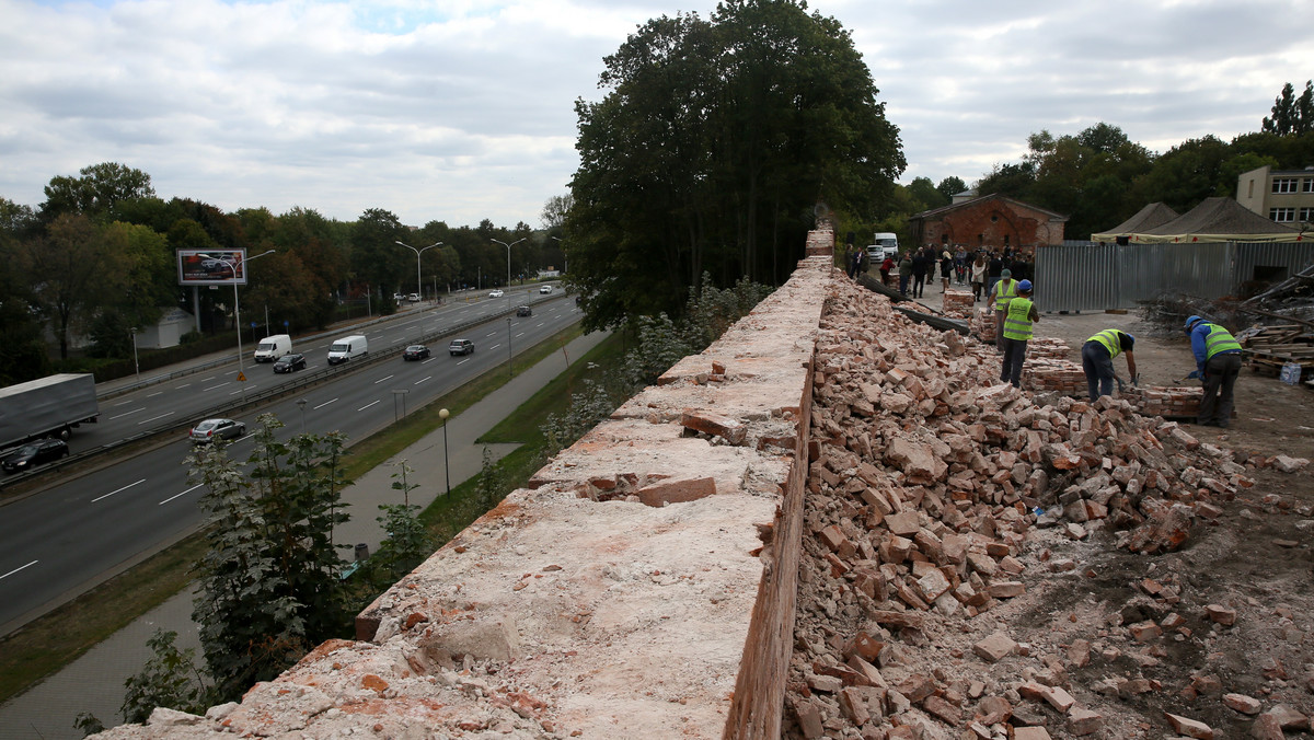 Pochówki co najmniej 80 osób, m.in. sprzed lat 30. XIX w. oraz z okresu drugiej wojny światowej odkryto na Cytadeli Warszawskiej podczas budowy nowej siedziby Muzeum Wojska Polskiego. MON zapewnia, że na tym etapie odkrycie to nie opóźni inwestycji.