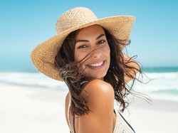 Czy wykonywanie zabiegów urodowych latem jest bezpieczne? Lekarz wyjaśnia