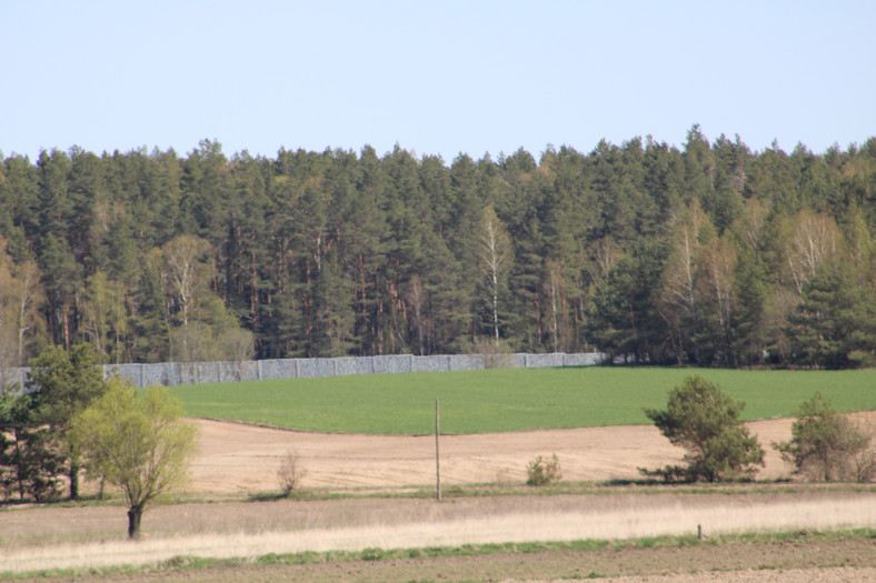 Metalowa zapora na granicy polsko-białoruskiej widziana od strony wsi Jałówka