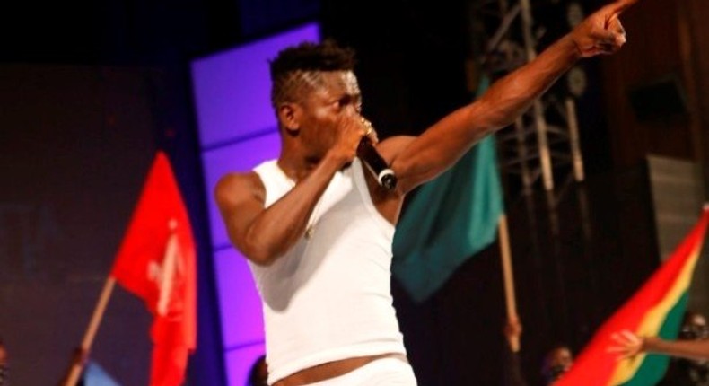 Shatta Wale stripped to his boxers at Tigo Ghana Meets Naija