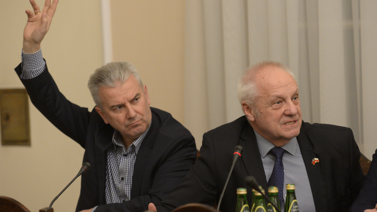Sejmowa Komisja Obrony Narodowej zarekomendowała Sejmowi dziś wieczorem przyjęcie projektu tzw. ustawy degradacyjnej bez merytorycznych poprawek. Projektem ma się zająć jutro Sejm na posiedzeniu plenarnym.