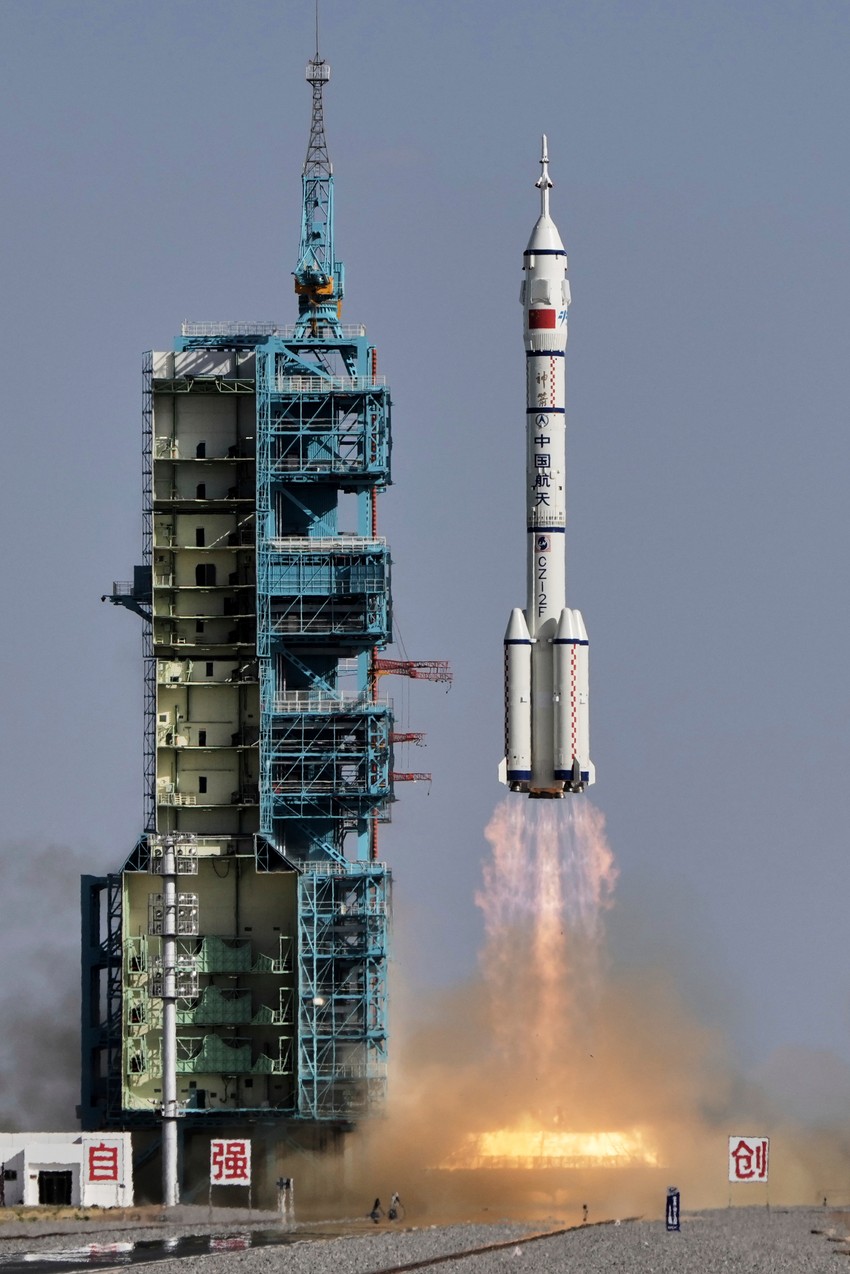 Kina lansirala svemirsku letelicu Šendžou-20 sa tročlanom posadom