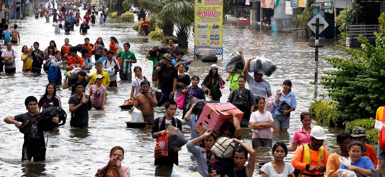 Powódź zaczyna zalewać przedmieścia Bangkoku