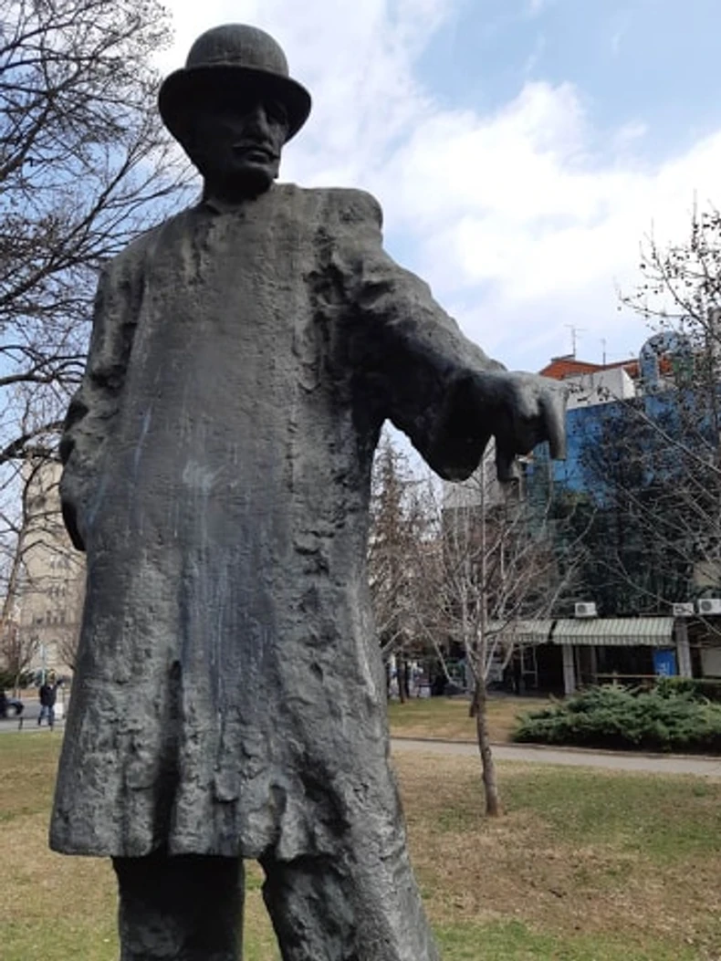 Oskrnavljeni spomenik Branislavu Nušiću na Trgu republike