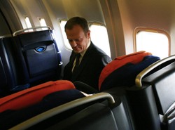 Tusk leci do Brukseli rejsowym samolotem