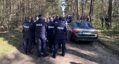 Co się dzieje w podbydgoskim lesie? Dziennikarze musieli opuścić odgrodzony rejon. Służby przeczesały teren