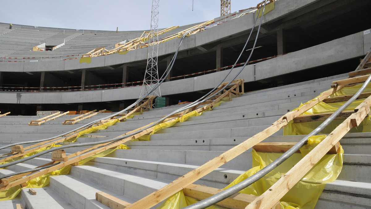 Na terenie budowy Stadionu Narodowego w Warszawie zamontowano 29 "jedynek". Montaż tych elementów powinien zakończyć się w październiku br.