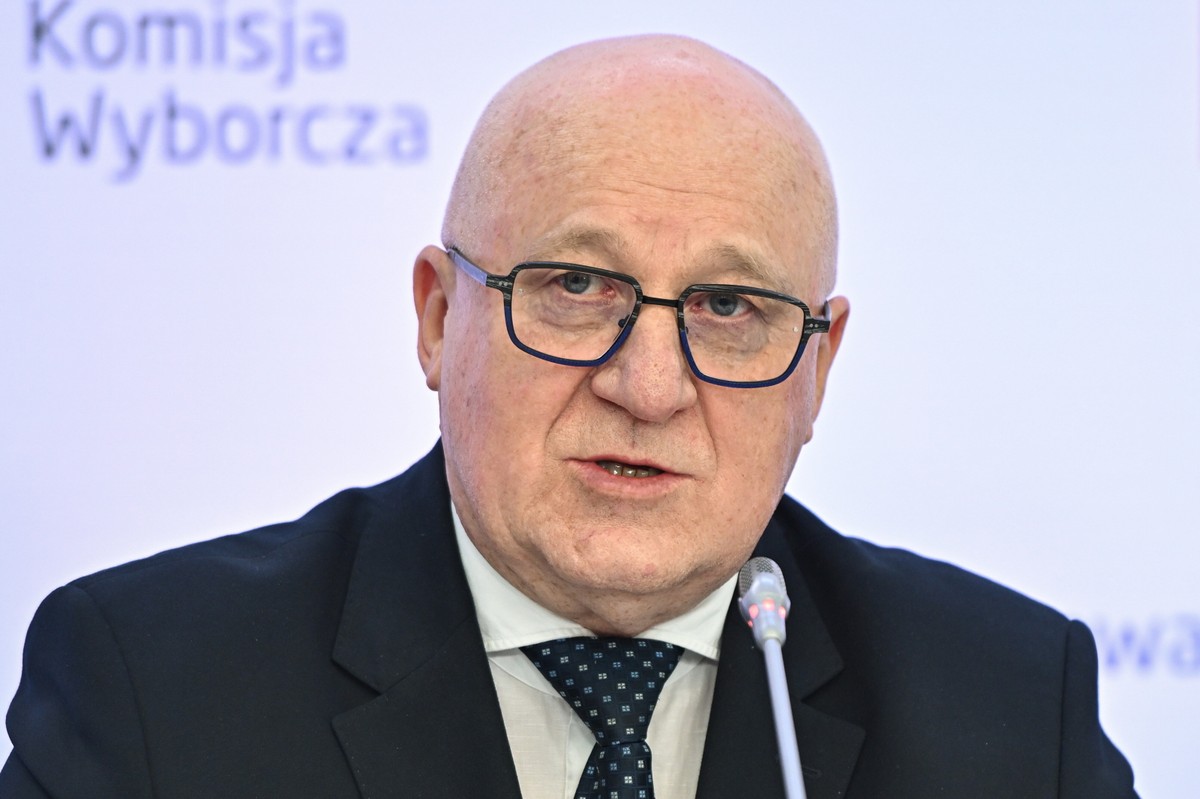 Warszawa, 07.04.2024. Wybory samorządowe 2024. Przewodniczący Państwowej Komisji Wyborczej sędzia Sylwester Marciniak podczas konferencji prasowej w Warszawie, 7 bm. 7 kwietnia odbywa się pierwsza tura wyborów samorządowych Do zakończenia głosowania obowiązuje cisza wyborcza. (ad) PAP/Radek Pietruszka