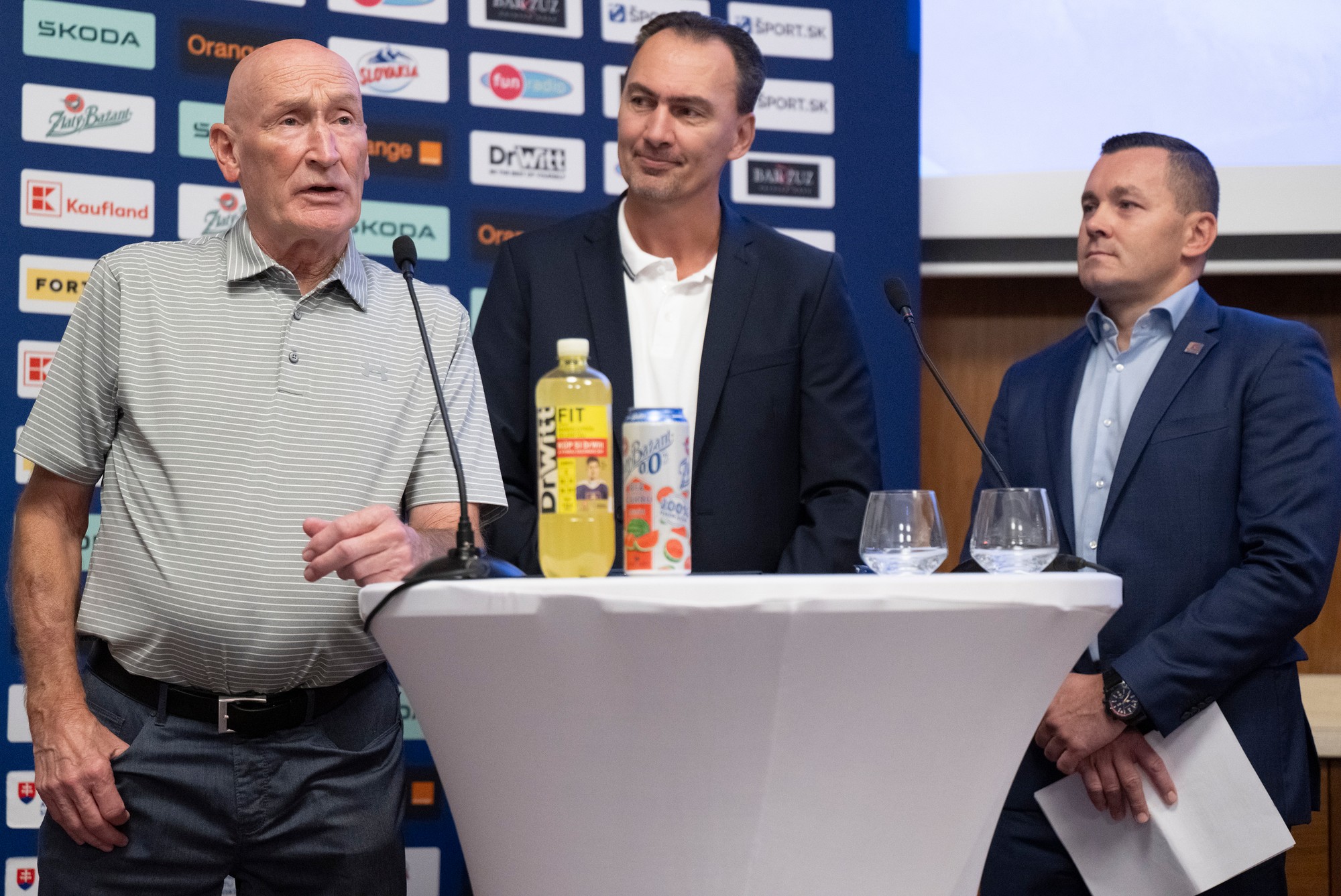 Zľava tréner slovenských hokejistov Craig Ramsay, prezident Slovenského zväzu ľadového hokeja (SZĽH) Miroslav Šatan a generálny sekretár SZĽH Miroslav Lažo.