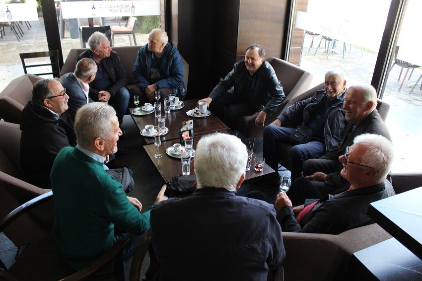 Sa gostima iz Davora u kafiću