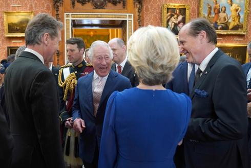 Król Karol III opowiada dowcip przewodniczącej Komisji Europejskiej Ursuli von der Leyen (fot. Jacob King - WPA Pool/Getty Images)