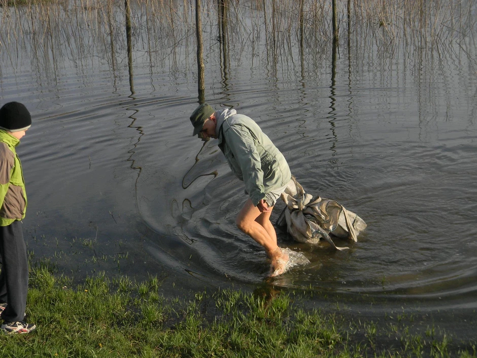 Kako bi proverili šta je u njemu izneli ga na obalu