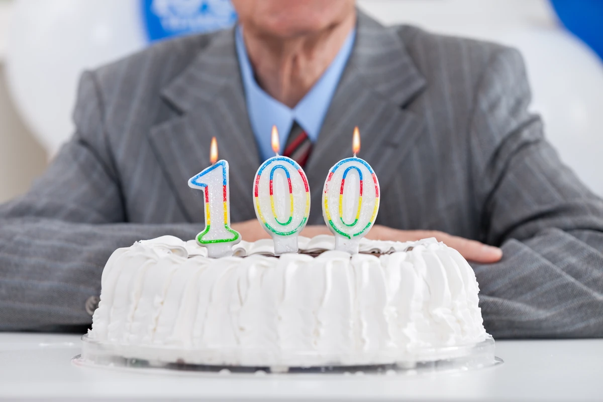 Emerytura honorowa dla 100-latka 2025. Ile wynosi emerytura honorowa dla 100-latka netto? Ile wynosi świadczenie honorowe po waloryzacji 2025?