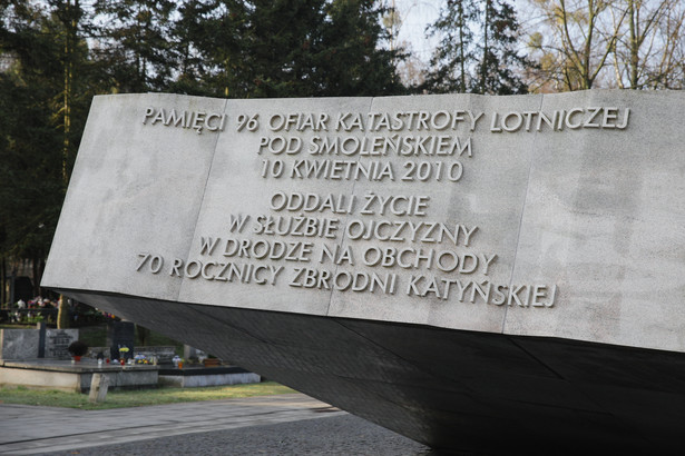 Pomnik ofiar katastrofy smoleńskiej na Cmentarzu Powązki Wojskowe w Warszawie