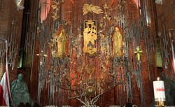 Bursztynowy Ołtarz Ojczyzny poświęcony [ZDJĘCIA]