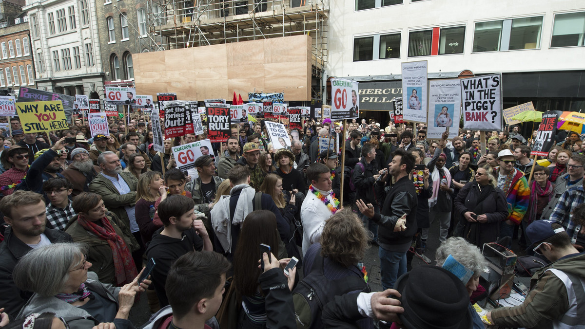 Kilka tysięcy osób demonstrowało przed siedzibą brytyjskiego premiera Davida Camerona, domagając się jego rezygnacji i uregulowania statusu prawnego rajów podatkowych podległych Wielkiej Brytanii.