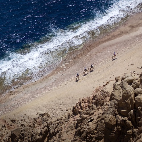 Dahab – tygodniowy pobyt w 3-gewiazdkowym hotelu z dwoma posiłkami dziennie został wyceniony na kwotę 1699 złotych. Taka cena obowiązuje na wyloty z Warszawy w dniu 30 marca.