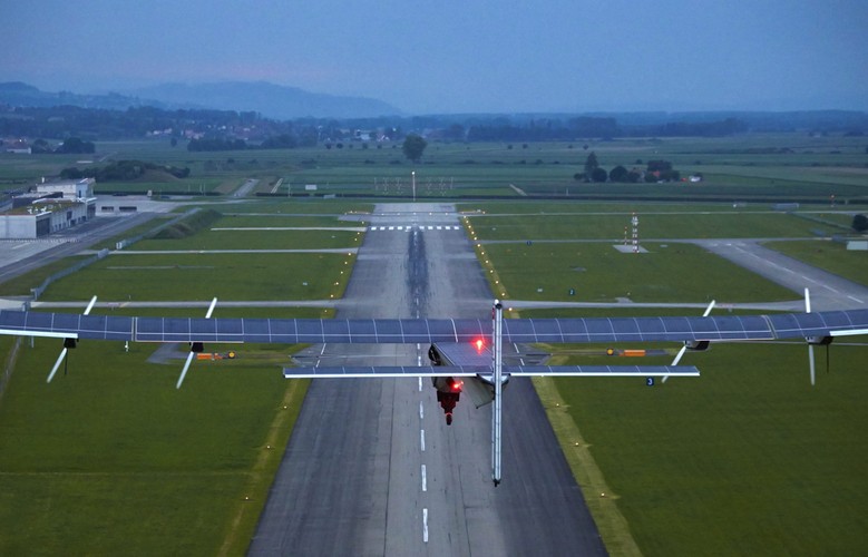 Wcześniejszy Solar Impulse 1, w pojedynczym locie spędził 26 godzin i wzbił się na wysokość blisko 9 tysięcy metrów. Szwajcarzy, którzy stoją za konstrukcją, mają nadzieję, że nowy Solar Impulse osiągnie jeszcze więcej i pozwoli na okrążenie Ziemi bez przystanków. fot. . EPA/LAURENT GILLIERON Dostawca: PAP/EPA.