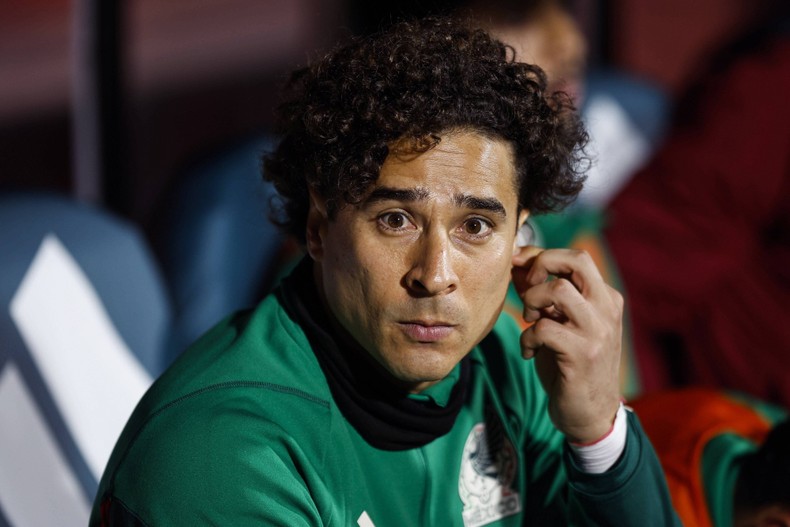 Guillermo Ochoa de México mira el partido amistoso entre México e Irak el 10 de noviembre de 2022.