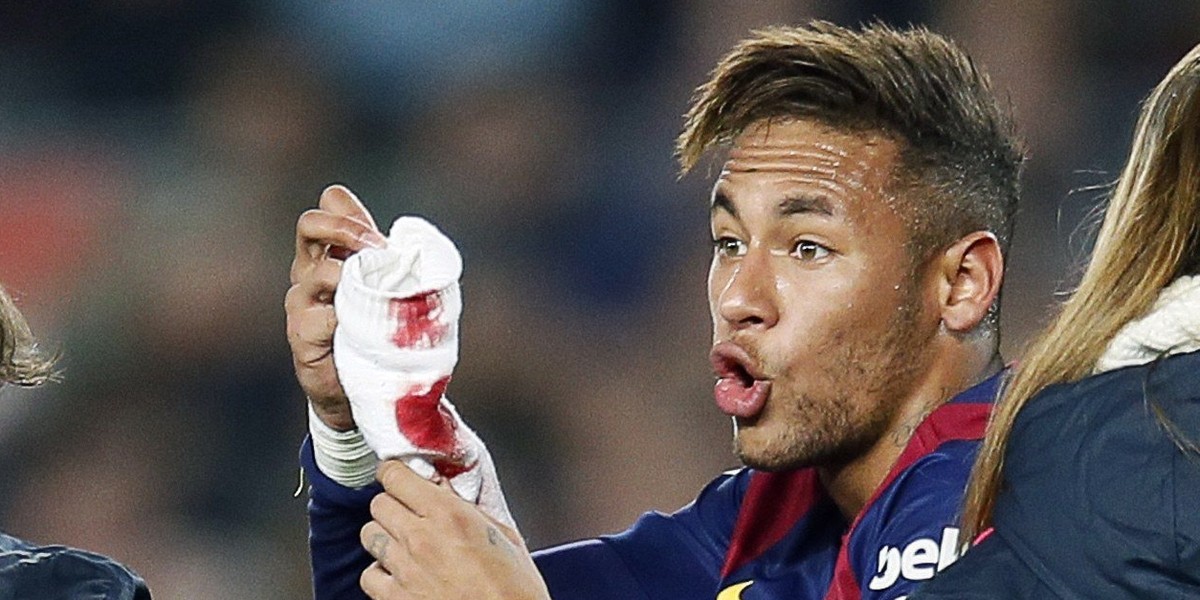 Neymar mocno oberwał w szlagierowym spotkaniu ligi hiszpańskiej Barcelona - Atletico Madryt. Polała się krew!