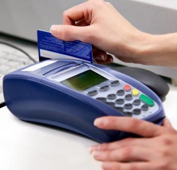 Wykonaj minimum transakcji, aby karta była bezpłatna<br>

Dziś większość banków proponuje klientom karty debetowe za darmo pod warunkiem wykonania nimi odpowiedniej liczby transakcji bezgotówkowych w sklepie. Inne wymagają wykonania transakcji na określoną kwotę. Jeżeli klient nie spełni tych wymagań – pobierana jest odpowiednia prowizja. Sprawdź warunki swojego banku i staraj się je regularnie spełniać, a wówczas nie będziesz musiał płacić za kartę.