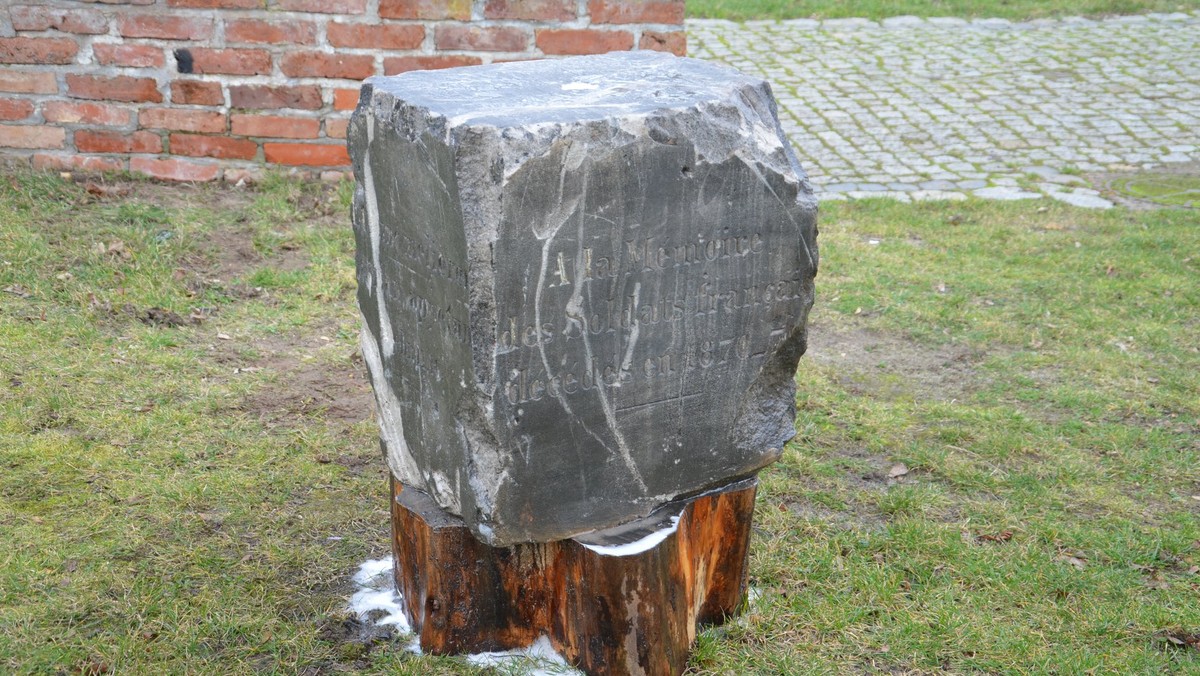 Na fragment pomnika natknęli się wczoraj pracownicy usuwający awarię sieci wodociągowej na osiedlu Mieszka I w Kostrzynie nad Odrą. O sprawie poinformowano Muzeum Twierdzy Kostrzyn, które wysłało na miejsce swoich pracowników. Okazało się, że jest to cokół pomnika upamiętniającego żołnierzy francuskich poległych podczas wojny francusko-pruskiej w latach 1870-71. Muzeum powiadomiło już ambasadę francuską.