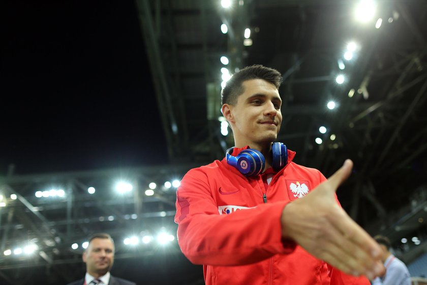 Bartosz Kapustka w nowej roli. Promuje kontrakt sponsorski Leicester