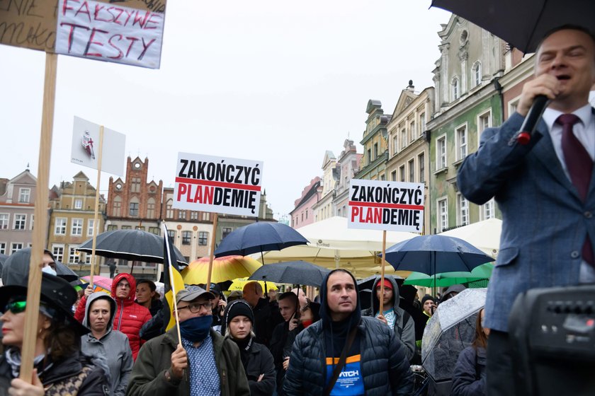 Uważają, że pandemii nie ma i protestują. Szokujące obrazki z Polski