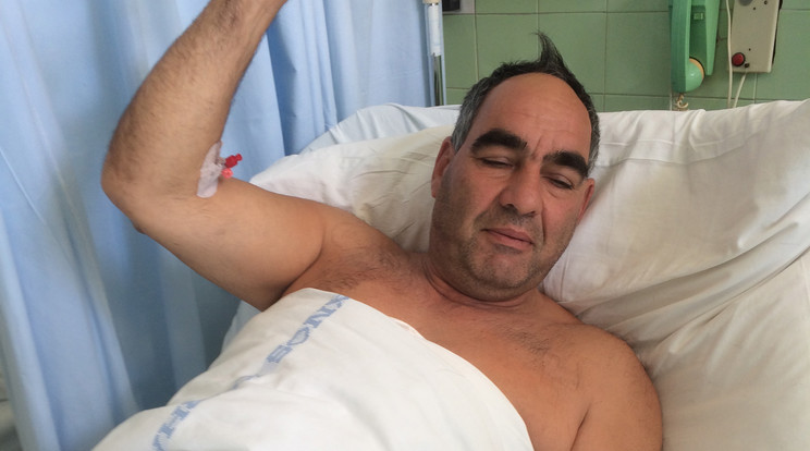 Riebl Antal a 
kórházi ágyán, a 
műtétje után nyilatkozott a Blikk-
nek. Hetekig 
tarthat a gyógyulás a késes 
támadás után