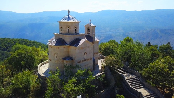 U crkvi Svetog novomučenika Stanka, tj. kod donjeg manastira na Ostroškoj gredi krštenja se obavljaju svakog dana