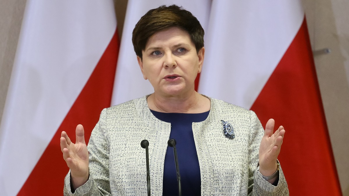 W maju 34 proc. badanych zadeklarowało, że nie wspiera rządu Beaty Szydło. Obecną władzę dobrze ocenia 39 proc. pytanych - wynika z sondażu CBOS. Prawie co drugi respondent (47 proc.) jest zadowolony z faktu, że Radą Ministrów kieruje Beata Szydło, 38 proc. negatywnie ocenia jej pracę. Poparcie dla rządu spada wraz ze spadkiem deklarowanej częstości praktyk religijnych - wynika z najnowszego sondażu CBOS.