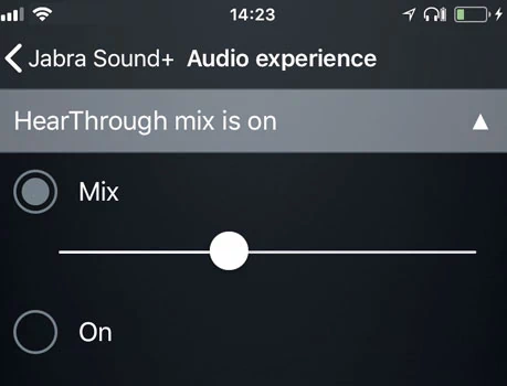 W aplikacji Jabra można włączyć funkcję HearThrough i regulować jej intensywność. Wtedy mikrofony służące normalnie do rozmów transmitują odgłosy z otoczenia prosto do ucha.