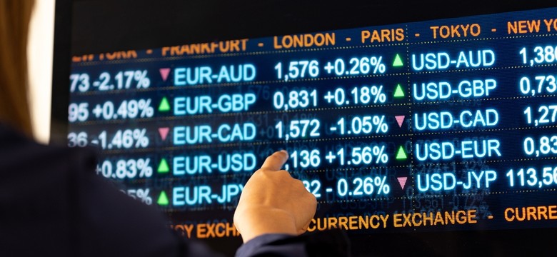 Złoty traci do euro, ale zyskuje na dolarze i franku. Kursy walut w czwartek