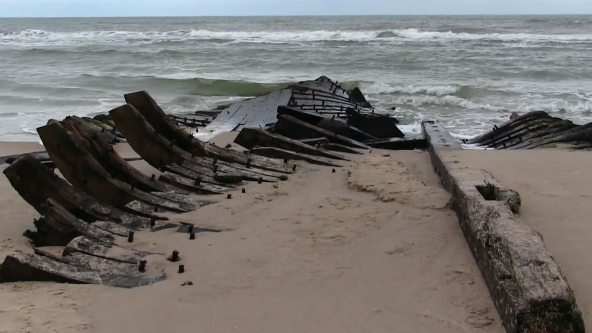 Podczas ostatnich sztormów Bałtyk wyrzucił na plażę w Międzywodziu wrak drewnianej łodzi, pochodzącej prawdopodobnie z XIX w. Naukowcy pracują na miejscu i wykonują dokumentację.