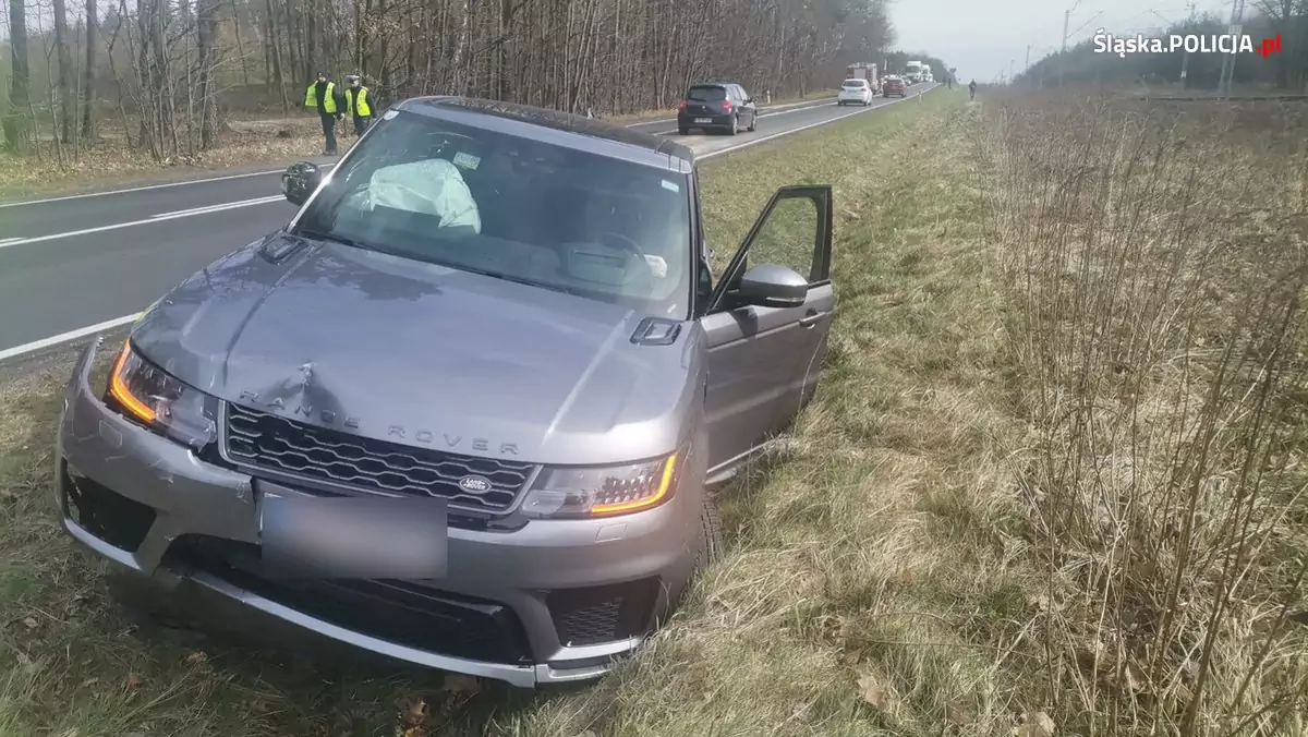 Uciekali skradzionym Range Roverem. Policjanci ruszyli w pościg. Padły strzały